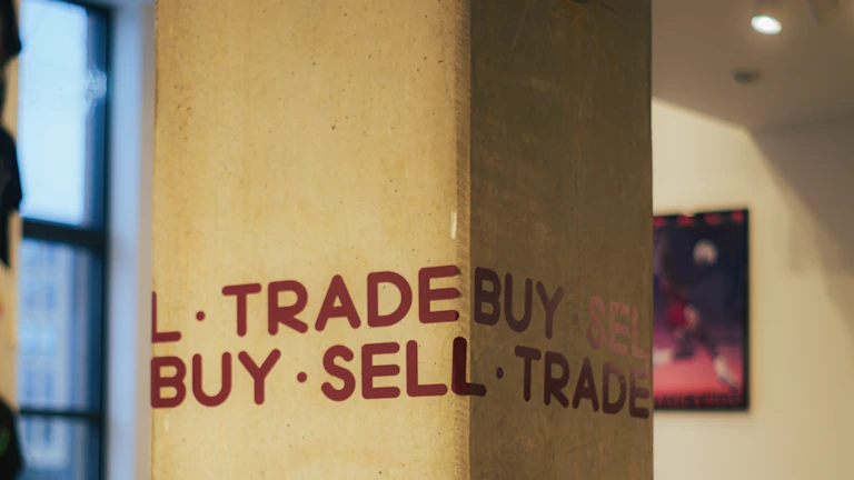 MT5 고급 트레이딩 설정을 분석하는 모습