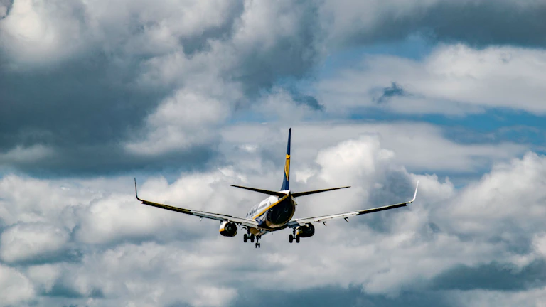 푸른 하늘을 날고 있는 비행기