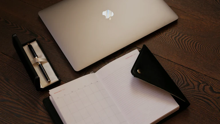 깨진 저금통과 노트북 화면