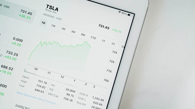 여러 브로커 앱을 비교하는 비즈니스맨