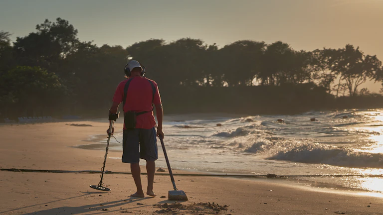 차분하게 시장 흐름을 분석하는 트레이더