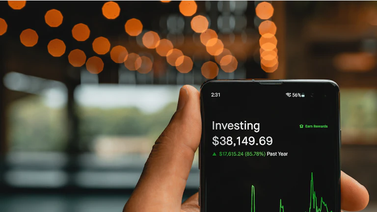 차분하게 앉아 투자 정보를 분석하는 사람