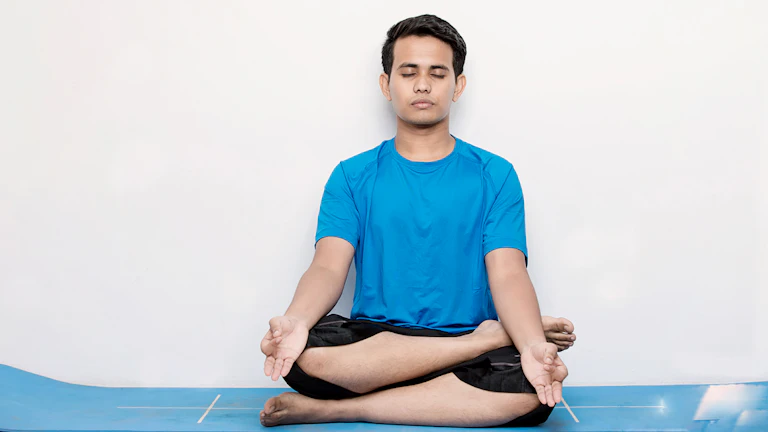 익절의 기술 목표가 도달 전 흔들리는 멘탈을 잡고 추세를 끝까지 먹는 방법 시장 분석 및 전략 11 명상하며 평온한 표정을 짓는 사람