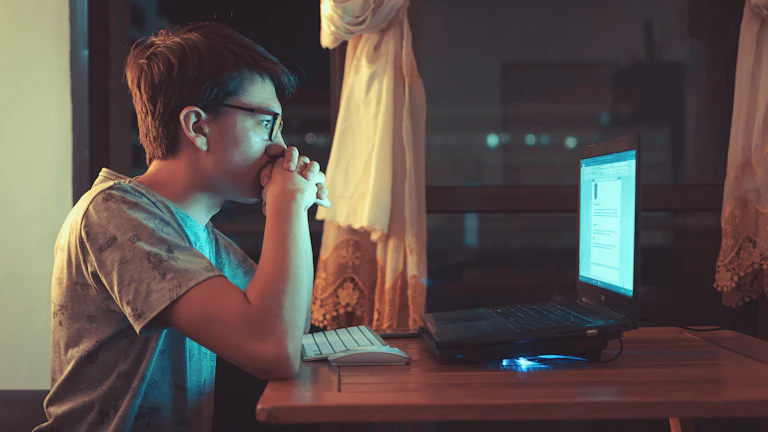 모니터 앞에서 명상하며 평온을 유지하는 트레이더