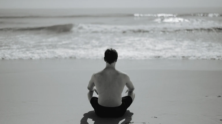 매매 전 평온한 마음가짐을 유지하기 위해 명상하는 트레이더