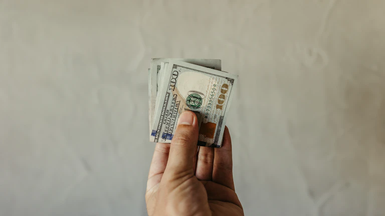 현금을 손에 쥐고 있는 모습