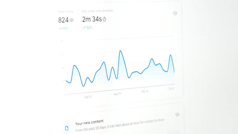 여러 화면에 차트와 그래프가 보이는 모습