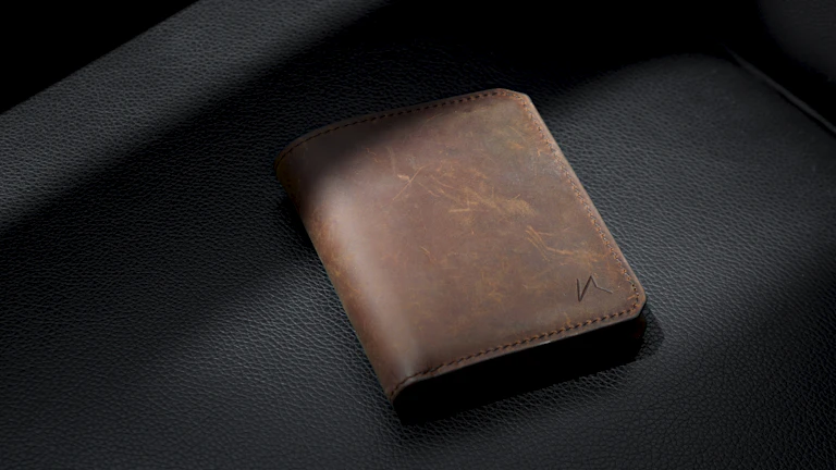 콜드 월렛으로 암호화폐를 안전하게 보관하는 모습