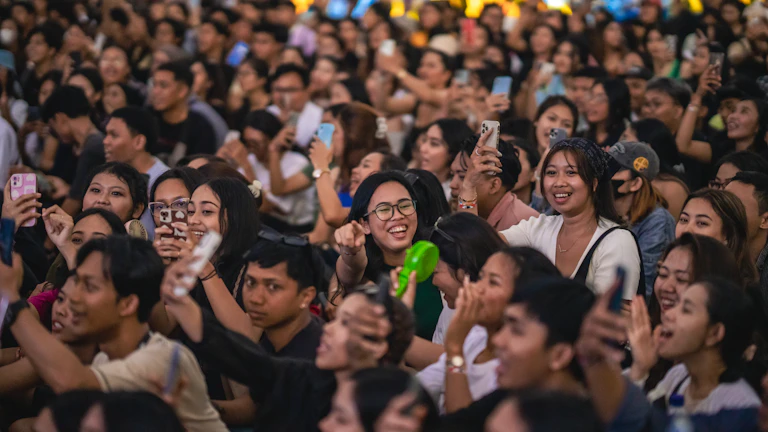 투자자들이 몰려 있는 모습