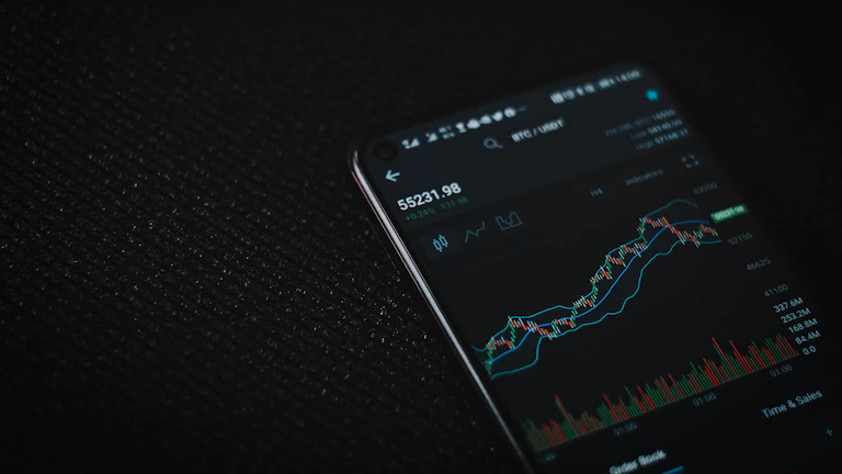 차트를 분석하는 암호화폐 트레이더