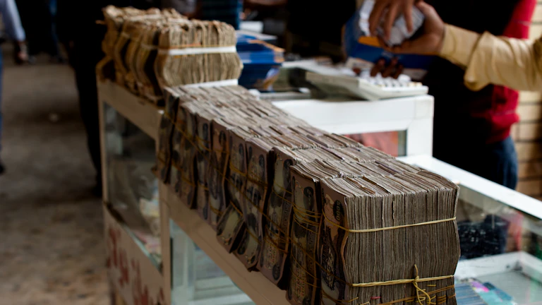 전 세계 통화가 교환되는 모습