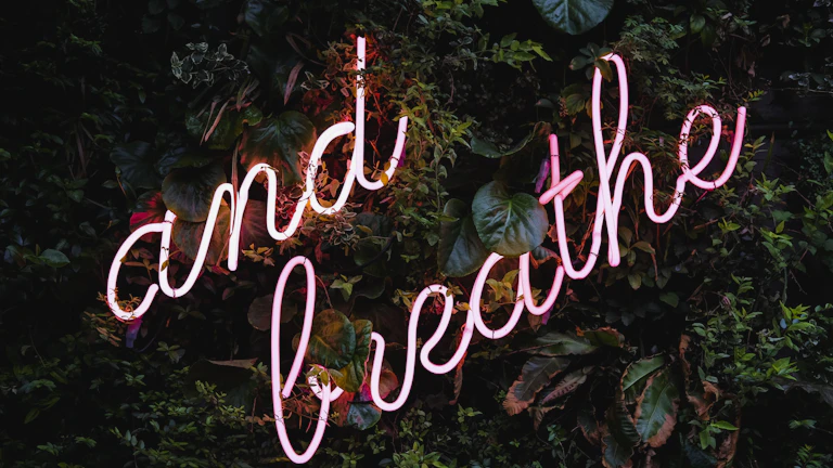 깊은 호흡을 통해 심신을 안정시키는 모습