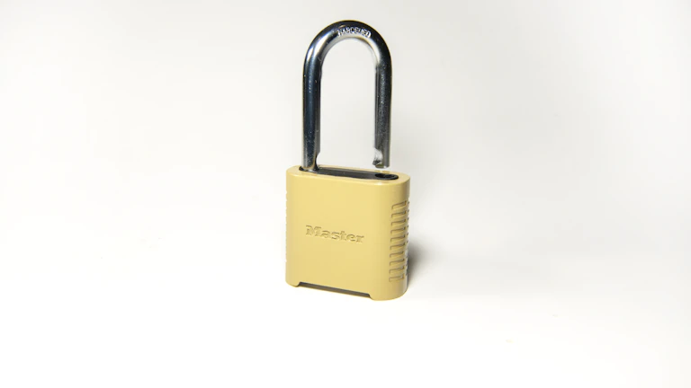 해외 거래소 입출금 속도 테스트, 내 돈을 가장 안전하고 빠르게 지키는 브로커는? 시장 분석 및 전략 10 디지털 보안 잠금 장치