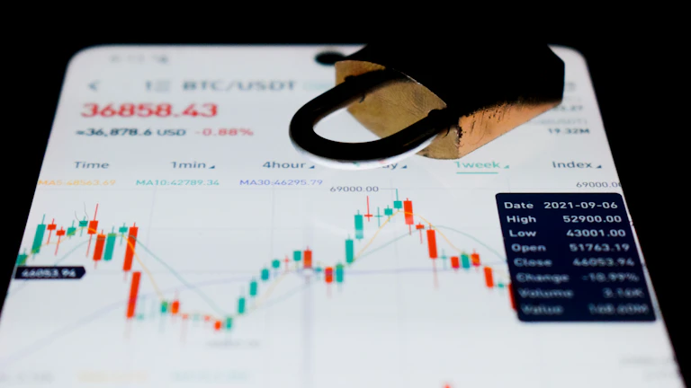 스마트폰 앱을 통해 투자 수익을 확인하며 미소 짓는 사람