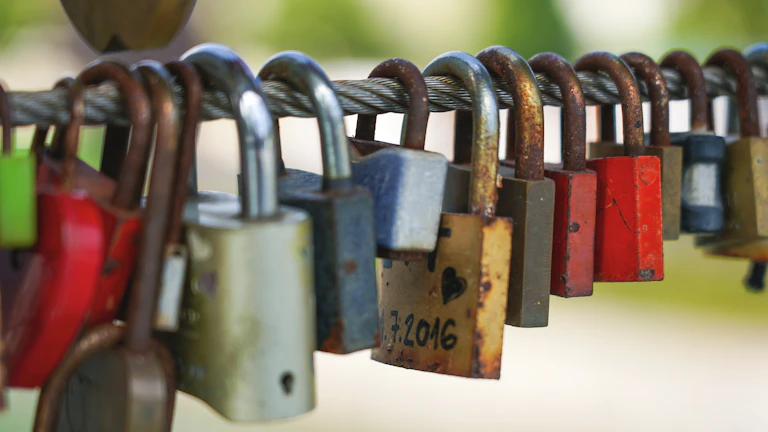 NFT 투자 전략 2026년 최신 정보 및 수익률 극대화 방법 시장 분석 및 전략 10 디지털 지갑 보안으로 자산을 보호하는 모습