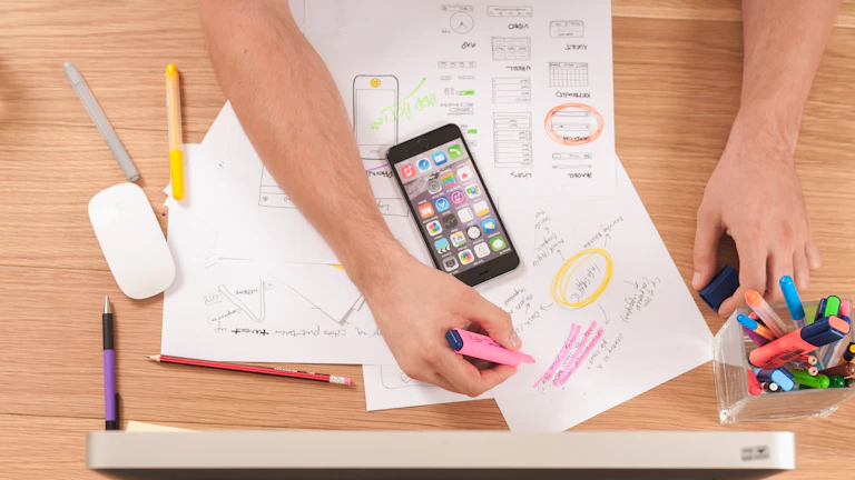 currency-analysis - 디지털 자산과 데이터를 분석하는 전문가의 모습