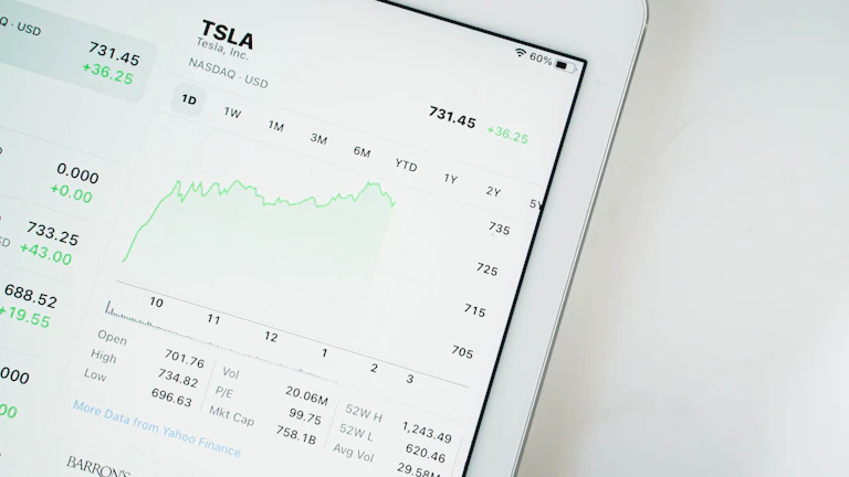 RSI 다이버전스 실전 매매, 보조지표 하나로 추세 반곡점을 정확히 잡아내는 숨겨진 기회 포착 전략 시장 분석 및 전략 13 다양한 트레이딩 차트들을 분석하는 모습