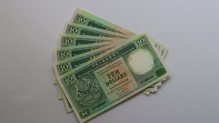 환율과 주식 시장의 상관관계, 강달러 시대에 유리한 수출주와 피해야 할 종목 완벽 분석 시장 분석 및 전략 9 미국 달러화 지폐와 다른 나라 통화가 얽혀 있는 모습