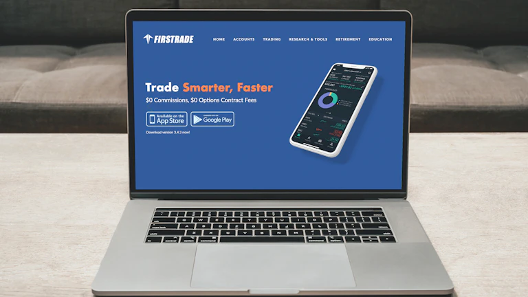 ETF 거래 플랫폼 화면을 보고 있는 투자자