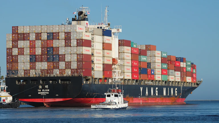 환율과 주식 시장의 상관관계, 강달러 시대에 유리한 수출주와 피해야 할 종목 완벽 분석 시장 분석 및 전략 10 다양한 종류의 상품들이 컨테이너에 실려 수출되는 모습