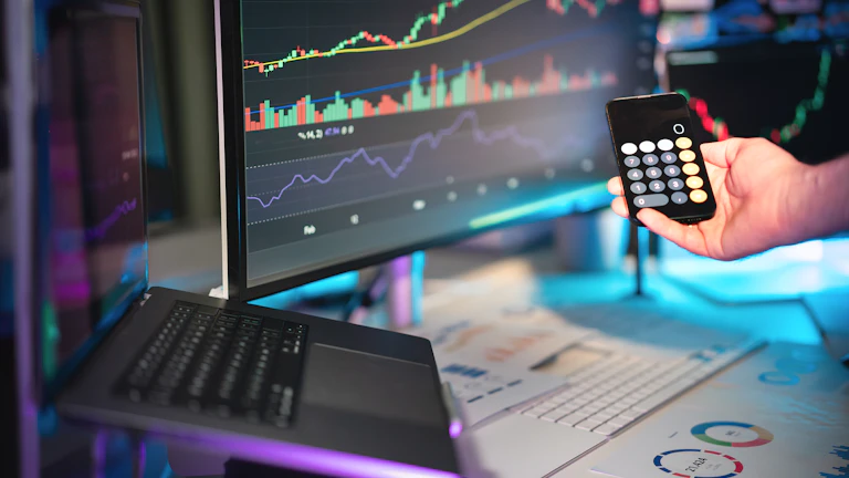 실시간 금융 데이터와 AI 분석 결과가 표시된 투자 대시보드 화면