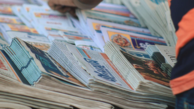 재무 그래프 위로 놓인 돈과 계산기