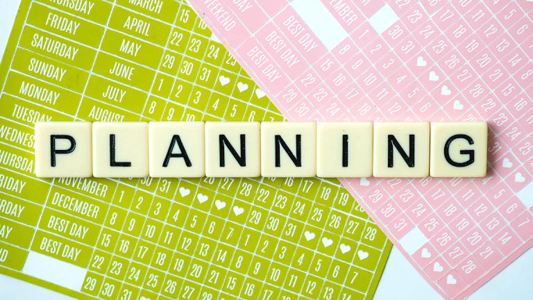 재무 계획과 전략을 세우는 모습