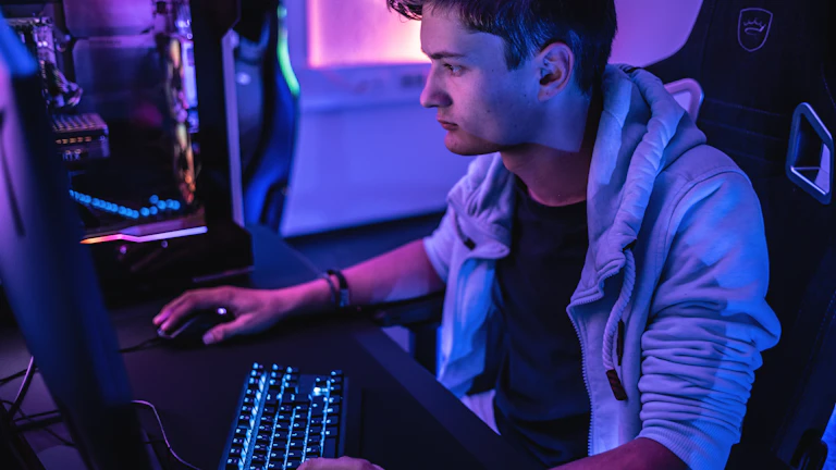 컴퓨터 앞에서 좌절하고 있는 트레이더