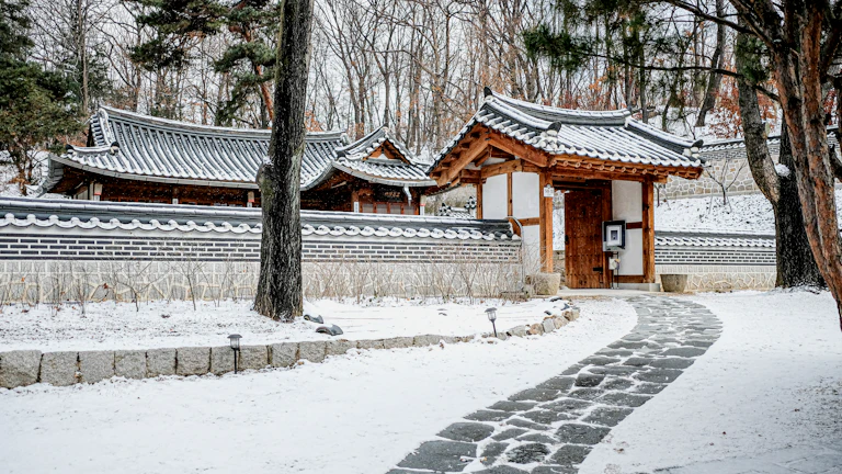원화와 달러 지폐, 그리고 계산기가 놓여 있는 모습
