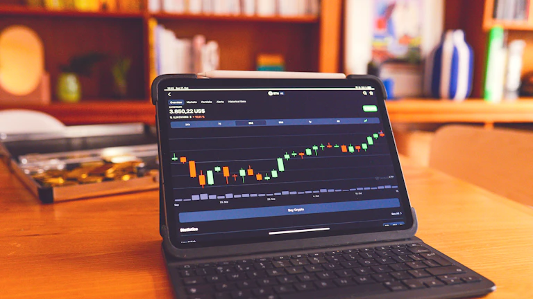 모니터 앞에서 고독하게 차트를 분석하는 투자자