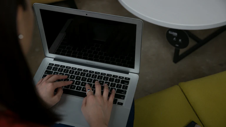 2026년 나만의 보조지표 만드는 코딩 시작 가이드 퀀트 및 자동매매 9 노트북으로 코딩하는 남성