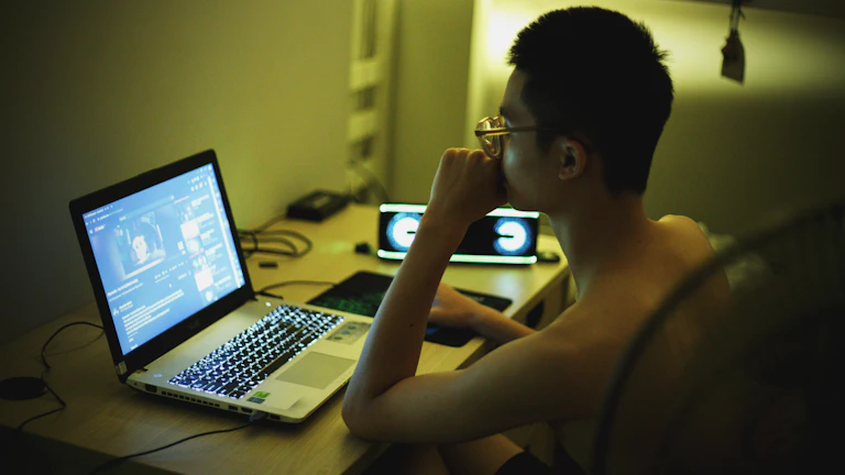 해외 뉴스 번역 툴 활용 팁 DeepL로 외신 리포트 원어민처럼 이해하기 퀀트 및 자동매매 10 번역 앱을 사용하며 노트북으로 작업하는 남성