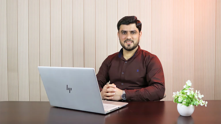 노트북으로 작업하는 사람