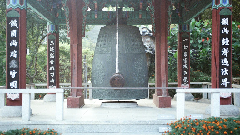 명상을 하며 마음을 다스리는 사람