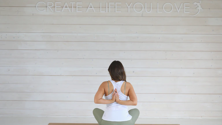 명상을 통해 마음을 차분하게 가라앉히는 모습