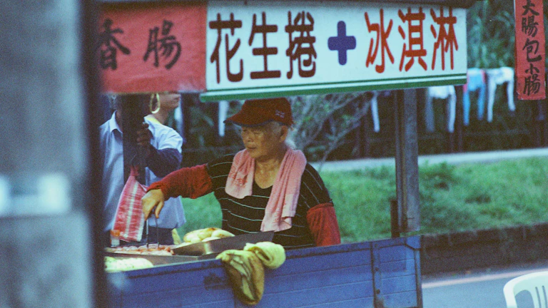 아침 루틴을 실천하며 차를 마시는 투자자