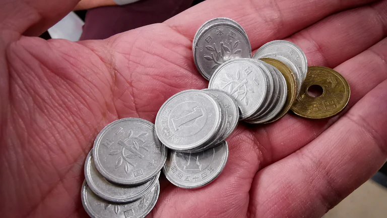 여러 개의 작은 동전이 쌓이는 모습