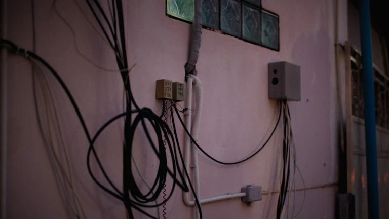 복잡하게 얽힌 네트워크 케이블과 서버 랙