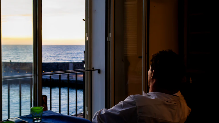 지평선을 바라보며 인내심을 가지고 기다리는 투자자