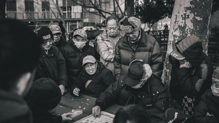 퀀트 자동매매 전략을 논의하는 사람들