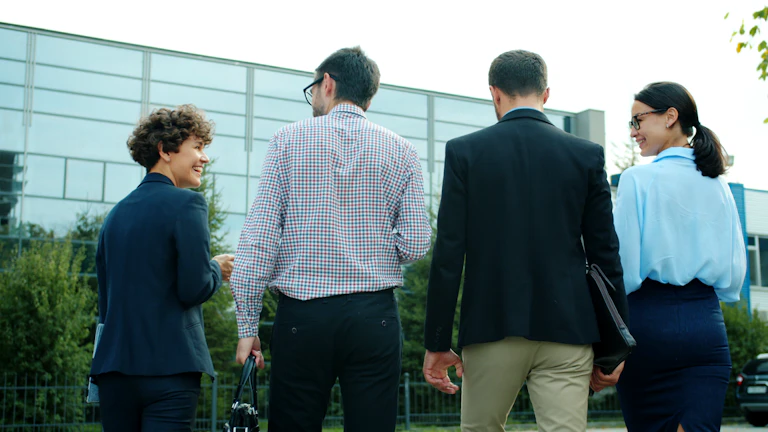 여러 사람들이 모여 토론하는 모습