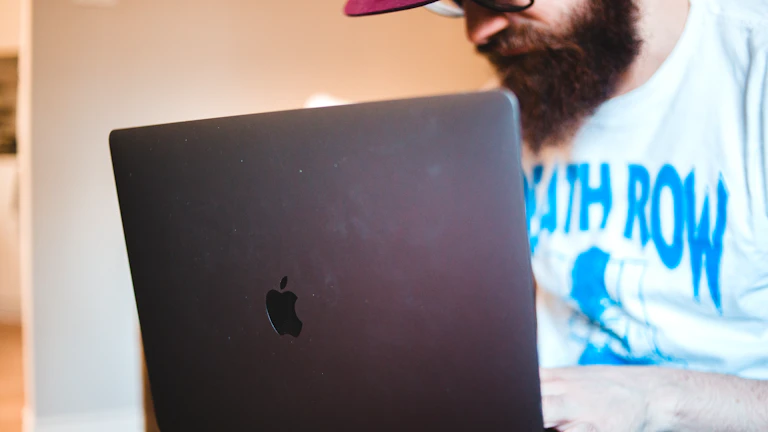 노트북으로 작업하는 사람들