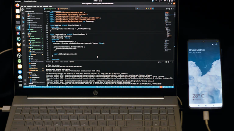 노트북으로 주식 데이터를 분석하는 사람