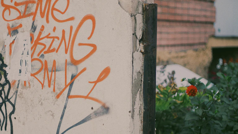 화이트보드에 아이디어를 적는 사람