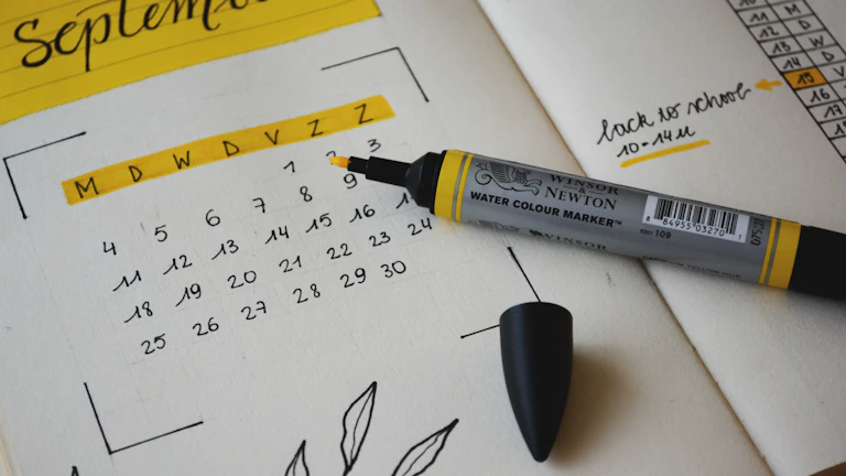 계획을 세우는 달력과 펜