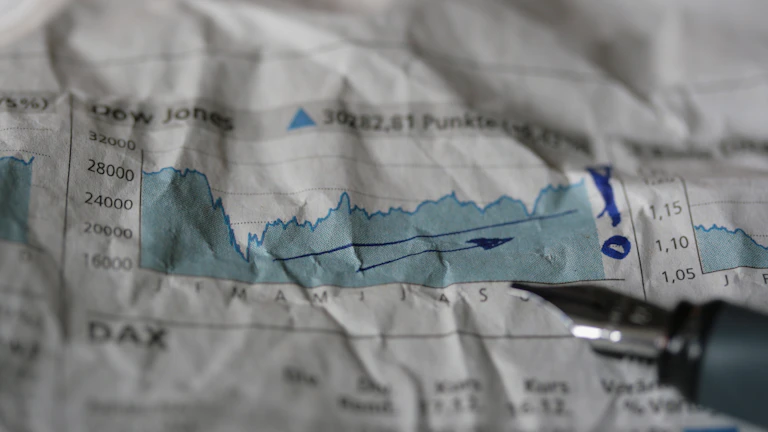 차트를 분석하며 타점을 포착하는 전문 트레이더