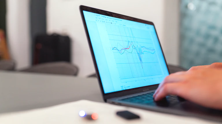 차트를 분석하는 전문적인 트레이더의 모습