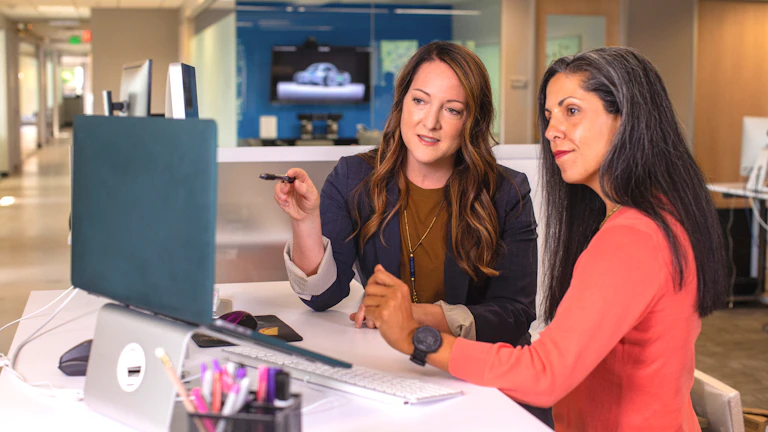 0DTE 옵션 전략 진입 시점과 고수익 대응법 (2026년) 브로커 및 플랫폼 분석 10 다중 모니터를 사용하는 전문 트레이딩 환경