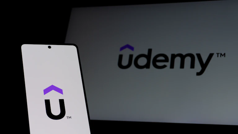 노트북으로 VPS에 접속하여 작업하는 모습