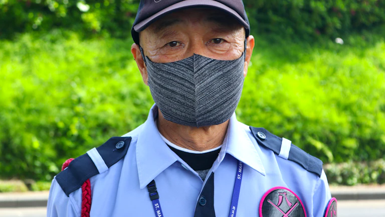 보안 감사 보고서를 검토하는 모습